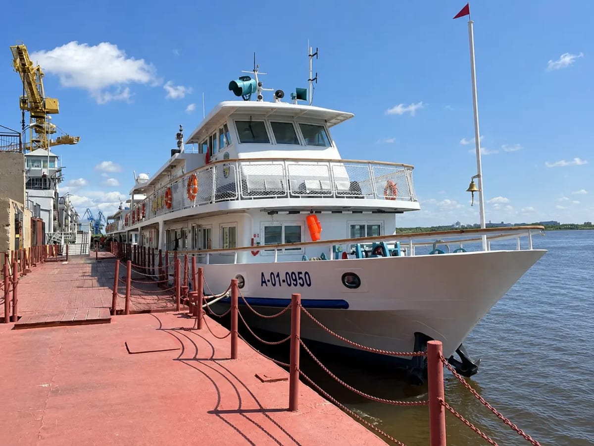 Пассажирское судно у причала на Амуре